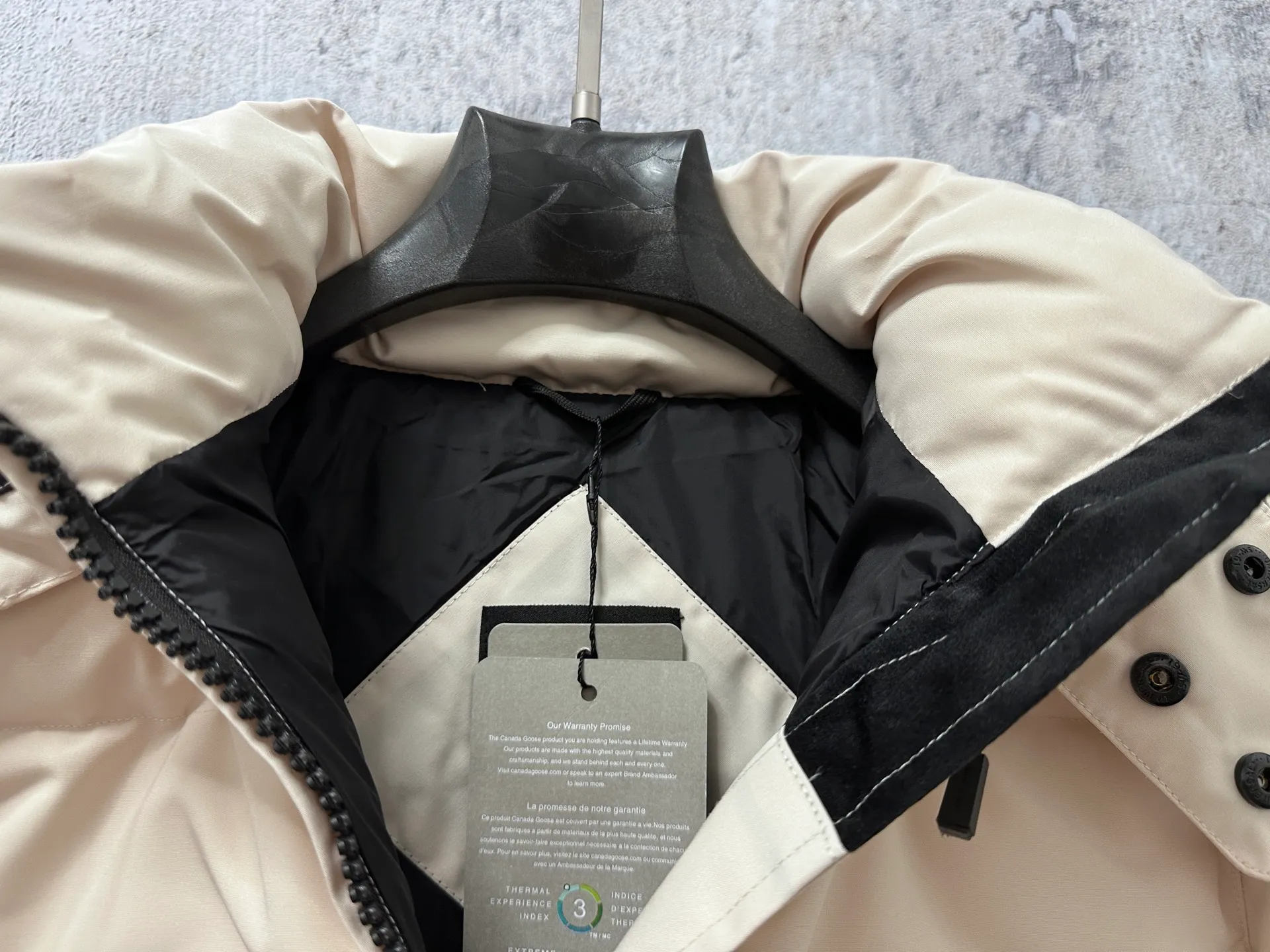 P840 【Canada gooseChelsea】Women's parka down coat, warm and comfortable. The adjustable hood features a high collar and concealed snap closure for extended coverage. And for greater protection against the elements, the detachable wolf fur collar. It features a sturdy YKK® two-way lockable zipper at the center front and a retractable waistband at the inner waist. Designed with internal straps for carrying over the shoulder. Fleece-lined exterior handwarmer pockets. Sturdy ribbed knit cuffs for cold protection and warmth. Sizes: XS-XL